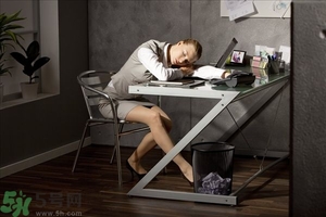 熬夜上火牙齦腫痛怎么辦？熬夜上火喉嚨痛怎么辦？