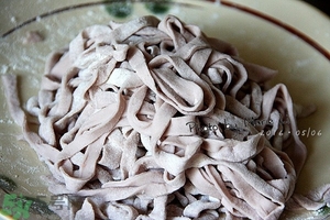 紫薯面條的做法 紫薯面條怎么做好吃 紫薯面條的做法 紫薯面條怎么做好吃