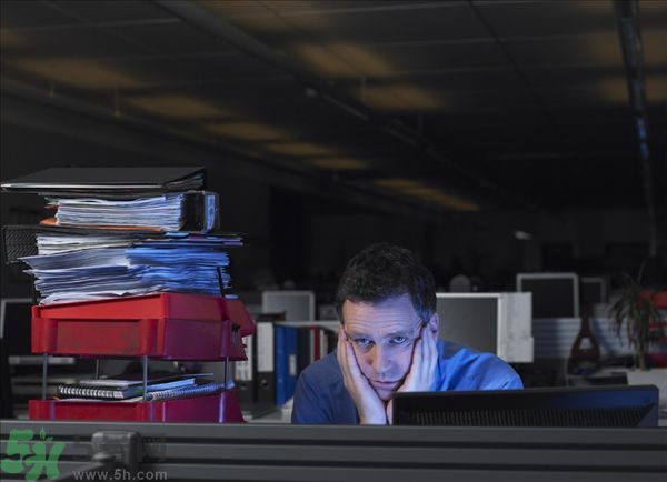 熬夜上火牙齦腫痛怎么辦？熬夜上火喉嚨痛怎么辦？