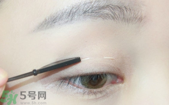 單眼皮怎么變雙眼皮了？單眼皮上面有一條線