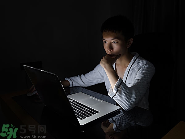 熬夜上火牙齦腫痛怎么辦？熬夜上火喉嚨痛怎么辦？