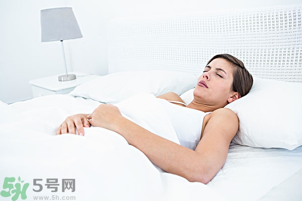 第一次來月經(jīng)是黑色的正常嗎？第一次月經(jīng)是黑色的是怎么回事？