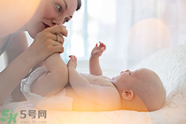 寶寶腳上起水泡怎么辦？寶寶腳底長透明水泡怎么辦？