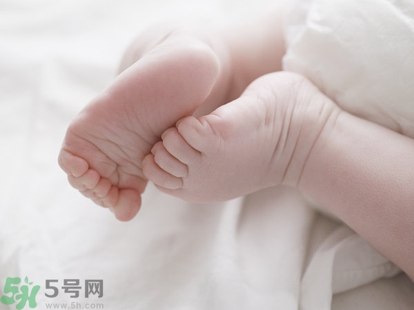 寶寶腳上起水泡怎么辦？寶寶腳底長透明水泡怎么辦？