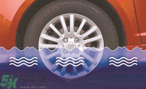 路面雨水多深車輛不宜通行？車輛在雨水中行駛要注意什么？