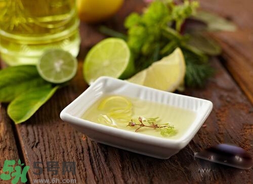 燙頭發(fā)后頭發(fā)干枯怎么辦？解決燙發(fā)后頭發(fā)干枯問(wèn)題