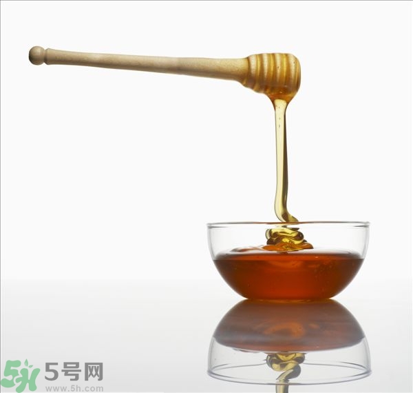 蜂蜜放久了有酒味是怎么回事？蜂蜜有酒味還能喝嗎？