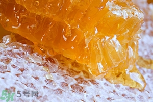 蜂蜜放久了有酒味是怎么回事？蜂蜜有酒味還能喝嗎？