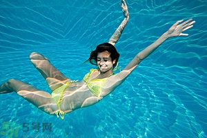 浮潛要穿泳衣嗎？浮潛要穿什么衣服？