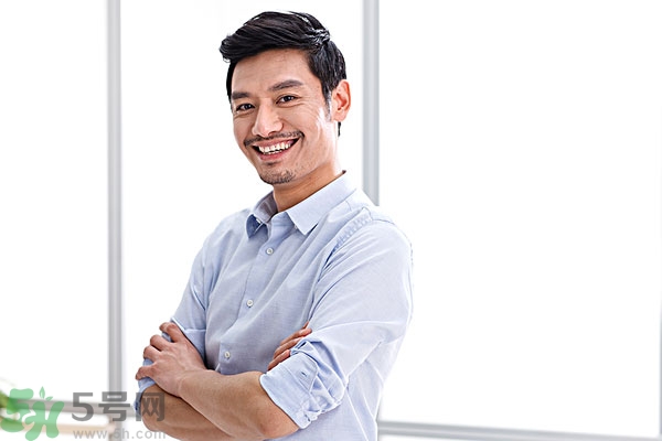 包皮有白色污垢是怎么回事？包皮里面有白色東西是什么很臭