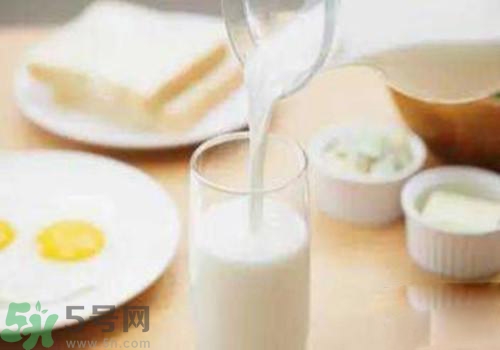 便秘可以喝羊奶嗎？喝羊奶可以改善便秘嗎？