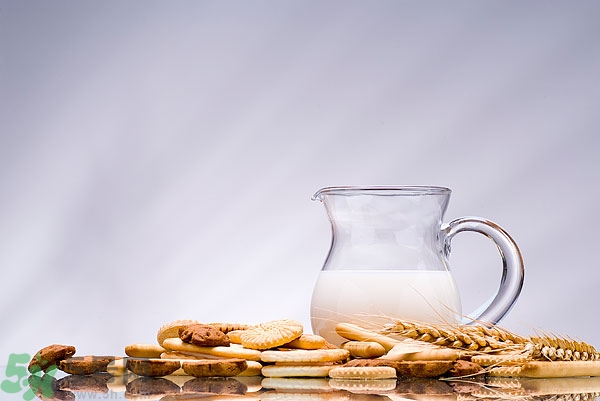 一天喝多少牛奶最好？牛奶一天喝多少合適？