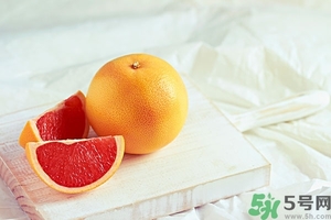 柚子的瓤是紅色正常嗎？柚子里面是紅色的能吃嗎？