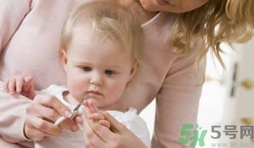 小孩指甲發(fā)白是怎么回事？小孩指甲發(fā)白怎么辦？