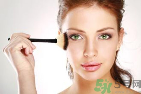 額頭上的痘痘一直好不了是什么原因？額頭上的痘痘一直好不了怎么辦？