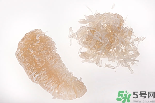 柚子的瓤是紅色正常嗎？柚子里面是紅色的能吃嗎？