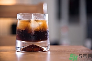 可樂第二天還可以喝嗎？隔夜的碳酸飲料可以喝嗎？