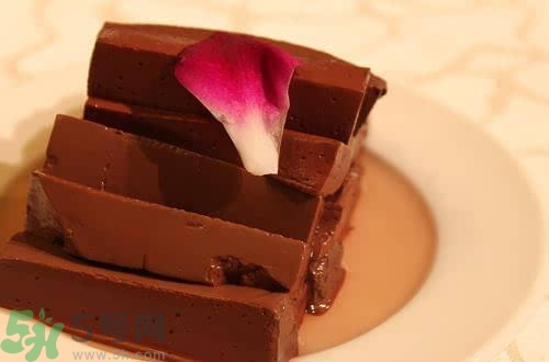 吃豬血拉大便是黑色的是怎么回事？吃豬血拉大便是黑色是在排毒嗎？