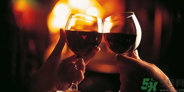 酒和可樂能一起喝嗎?喝完酒喝可樂好嗎 酒和可樂能一起喝嗎?喝完酒喝可樂好嗎