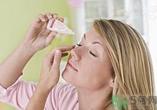 用眼藥水眼睛發(fā)紅是怎么回事？用完眼藥水眼睛有紅血絲怎么辦？