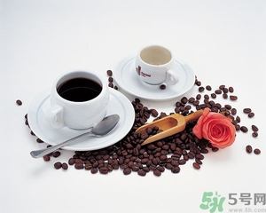 可樂能和咖啡一起喝嗎？咖啡和碳酸飲料能一起喝嗎？