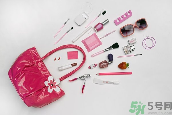 香水是噴在衣服上還是身體上？噴香水的正確位置