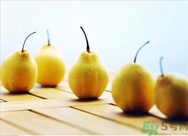 梨子碰傷后變色能吃嗎？梨子削皮后有變色的地方能吃嗎？