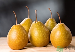 梨子碰傷后變色能吃嗎？梨子削皮后有變色的地方能吃嗎？