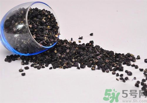 黑枸杞泡水是什么顏色？黑枸杞泡水是紫色的嗎？