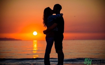 為什么女生喜歡咬男生？女生喜歡咬人是什么心理？