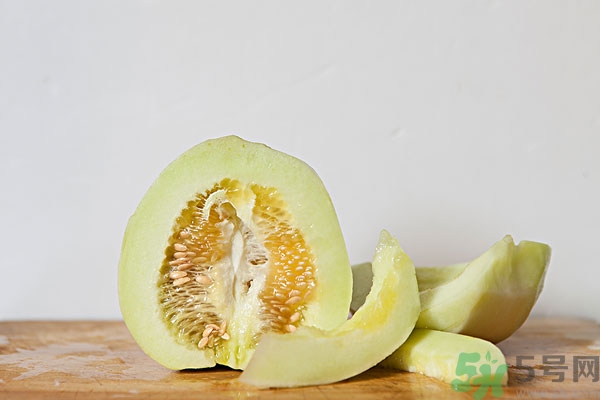 香瓜里面有紅點(diǎn)能吃嗎？香瓜瓤里面有紅點(diǎn)還能吃嗎？