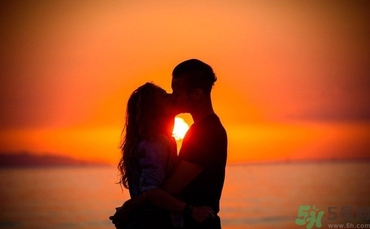 為什么女生喜歡咬男生？女生喜歡咬人是什么心理？