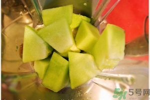 香瓜里面有紅點能吃嗎？香瓜瓤里面有紅點還能吃嗎？