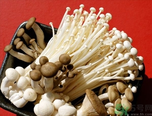 金針菇發(fā)霉了能吃嗎？金針菇長(zhǎng)白毛還能吃嗎？