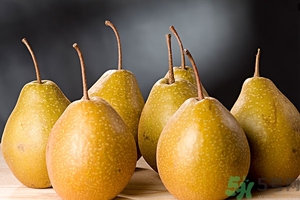 梨子碰傷后變色能吃嗎？梨子削皮后有變色的地方能吃嗎？