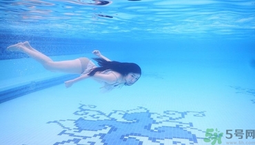 怎么快速學(xué)游泳？怎么游泳才不會往下沉？