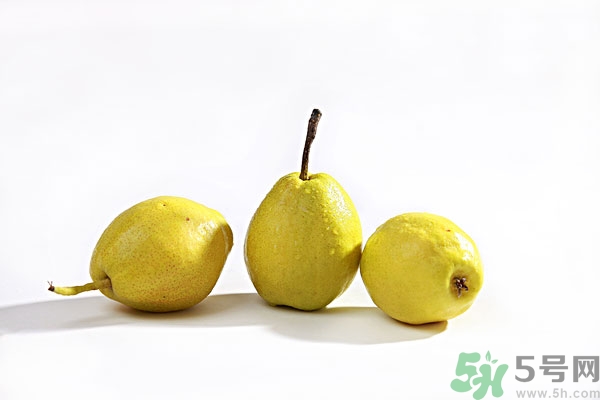 梨子煮水喝有什么功效？梨子燉冰糖的功效