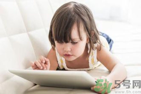 5歲男孩突然大叫頭疼 小孩玩平板電腦的危害有哪些？