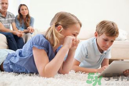 5歲男孩突然大叫頭疼 小孩玩平板電腦的危害有哪些？