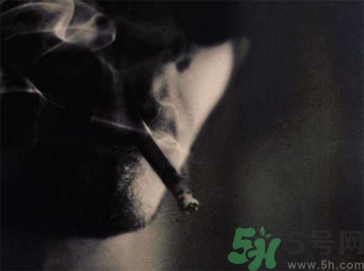 口腔潰瘍可以抽煙嗎?口腔潰瘍抽煙會(huì)怎樣 口腔潰瘍可以抽煙嗎?口腔潰瘍抽煙會(huì)怎樣