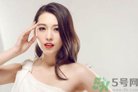 女人為什么一個(gè)胸大一個(gè)胸??？女人的兩個(gè)胸為什么不一般大？