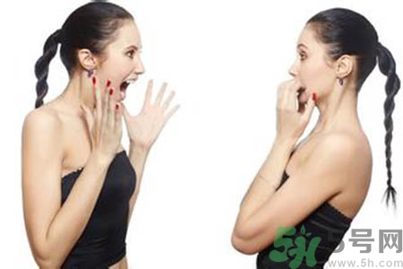 女人為什么一個胸大一個胸??？女人的兩個胸為什么不一般大？