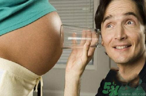 胎教應(yīng)該對(duì)寶寶說(shuō)什么？胎教的時(shí)候要注意什么？