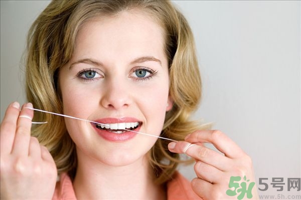 嚴(yán)重口腔潰瘍?cè)趺纯焖俸玫目?？?yán)重口腔潰瘍能抽煙嗎？