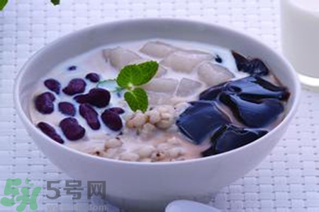 仙草是龜苓膏嗎？仙草和龜苓膏的區(qū)別？