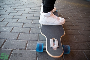 運(yùn)動鞋真假鑒定方法 怎么鑒定運(yùn)動鞋真假 運(yùn)動鞋真假鑒定方法 怎么鑒定運(yùn)動鞋真假