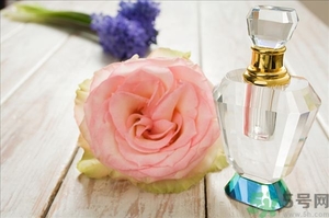 香水噴到嘴巴里怎么辦？香水噴到眼睛里怎么辦？