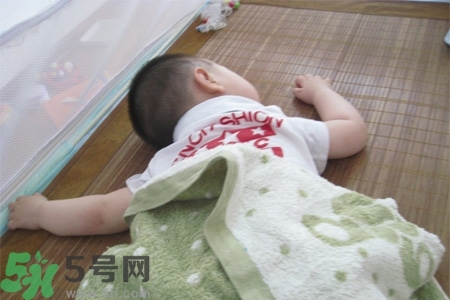 寶寶睡涼席好嗎嗎？寶寶睡涼席好不好？