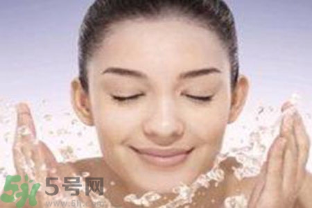 夏季臉上出油怎么回事？夏季臉上出油怎么辦？