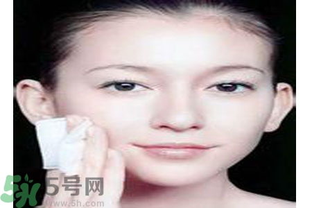 夏季臉上出油怎么回事？夏季臉上出油怎么辦？